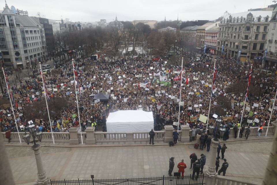 Streikende skoleelever med paroler utenfor Stortinget fredag. Nye tall fra Oslo og Bergen viser at kommunene får ned klimagassutslippene samtidig som andelen elbiler øker kraftig. Foto: Tom Hansen, NTB Scanpix Streikende skoleelever med paroler utenfor Stortinget fredag. Nye tall fra Oslo og Bergen viser at kommunene får ned klimagassutslippene samtidig som andelen elbiler øker kraftig. Foto: Tom Hansen, NTB Scanpix