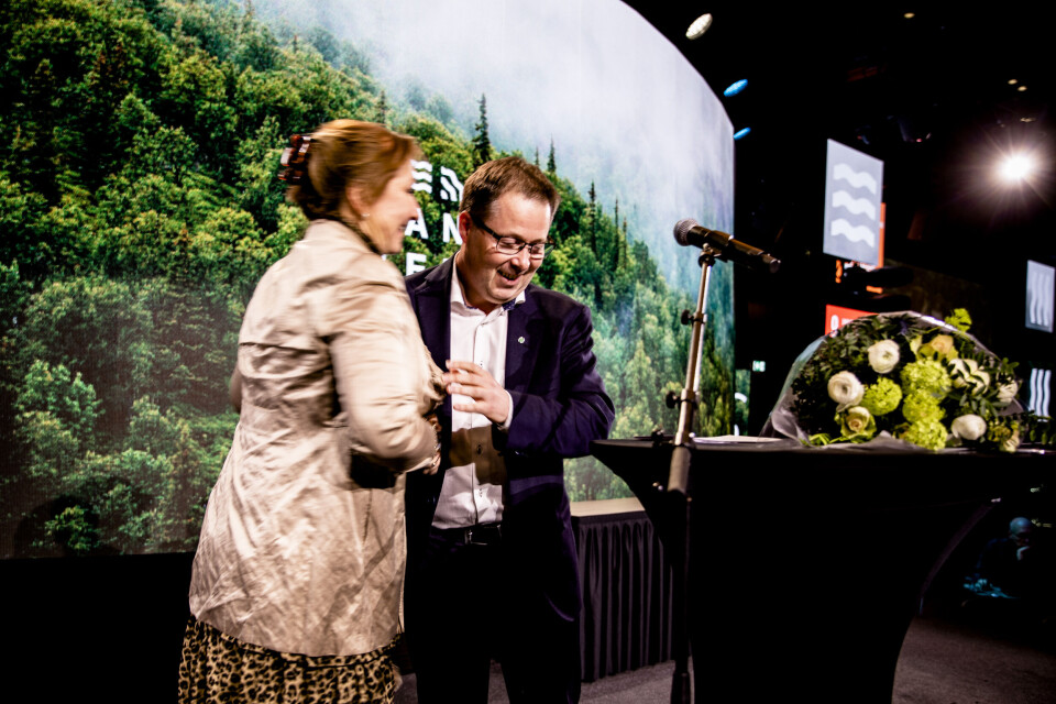 Bjørn Arild Gram (Sp) rykket opp fra nestleder til leder i KS på landstinget i dag. Gunn Marit Helgesen (H) rykket ned fra leder til nestleder, og beholder 50 prosent av godtgjørelsen. Foto: Magnus Knutsen Bjørke Bjørn Arild Gram (Sp) rykket opp fra nestleder til leder i KS på landstinget i dag. Gunn Marit Helgesen (H) rykket ned fra leder til nestleder, og beholder 50 prosent av godtgjørelsen. Foto: Magnus Knutsen Bjørke