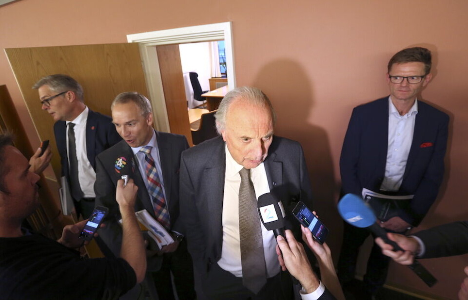 Regjeringspartiene Høyre og Frp forhandler om budsjettet med samarbeidspartiene Venstre og KrF. Finanspolitikerne Hans Andreas Limi (Frp), Hans Olav Syversen (KrF), Svein Flåtten (H) og Terje Breivik (V) må komme til klimaenighet for å hindre regjeringskrise. Foto: NTB scanpix Regjeringspartiene Høyre og Frp forhandler om budsjettet med samarbeidspartiene Venstre og KrF. Finanspolitikerne Hans Andreas Limi (Frp), Hans Olav Syversen (KrF), Svein Flåtten (H) og Terje Breivik (V) må komme til klimaenighet for å hindre regjeringskrise. Foto: NTB scanpix