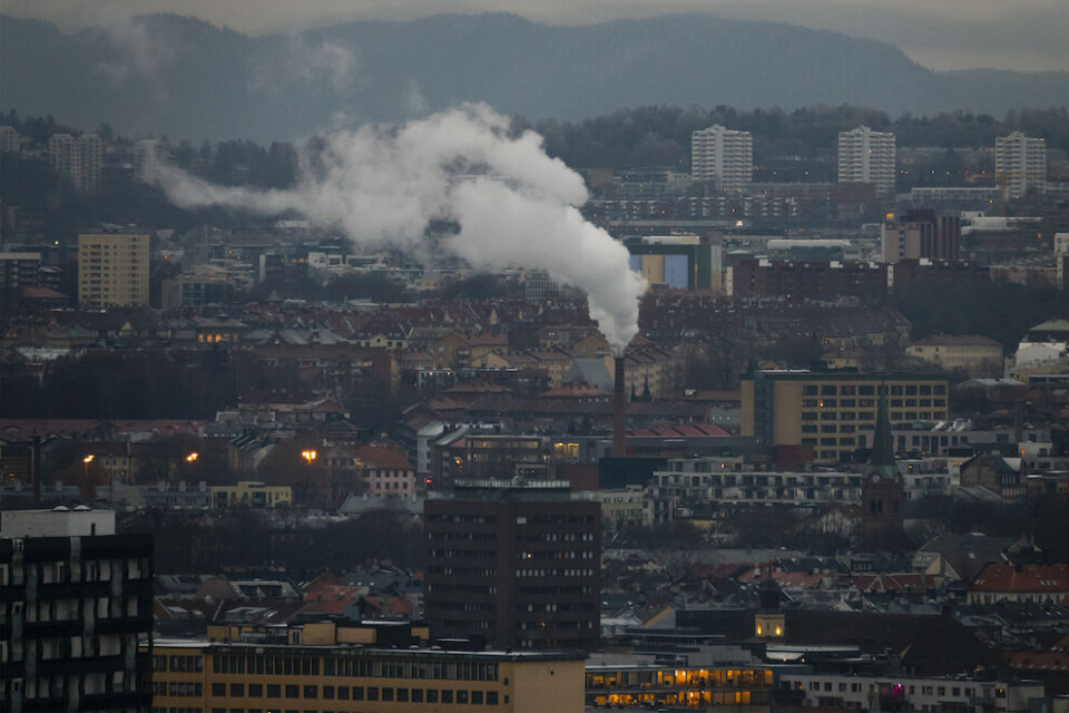 Klimaetaten avvikler ordningen med tilskudd til utskiftning av gamle vedovner fordi en rapport viser at det har hatt svært liten effekt på luftkvaliteten. Her er Oslo by sett fra Ekeberg hvor det er røyk i pipa til Freia sjokoladefabrikk. Arkivfoto: Heiko Junge, NTB scanpix Klimaetaten avvikler ordningen med tilskudd til utskiftning av gamle vedovner fordi en rapport viser at det har hatt svært liten effekt på luftkvaliteten. Her er Oslo by sett fra Ekeberg hvor det er røyk i pipa til Freia sjokoladefabrikk. Arkivfoto: Heiko Junge, NTB scanpix