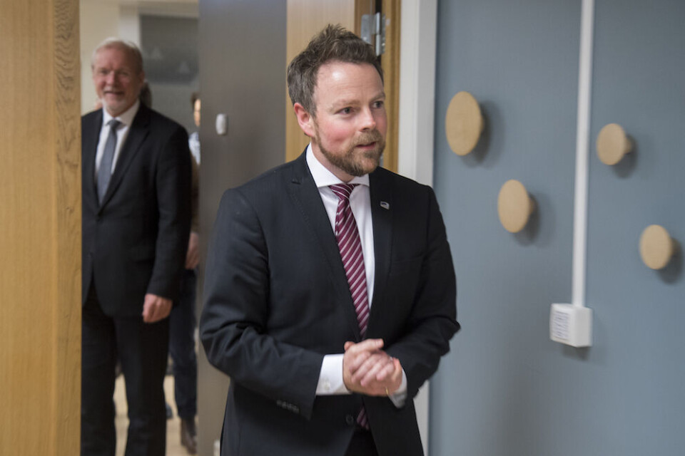 Den nye næringsministeren Torbjørn Røe Isaksen (H) mottok tirsdag rapporten om like konkurransevilkår. Foto: Heiko Junge, NTB scanpix Den nye næringsministeren Torbjørn Røe Isaksen (H) mottok tirsdag rapporten om like konkurransevilkår. Foto: Heiko Junge, NTB scanpix