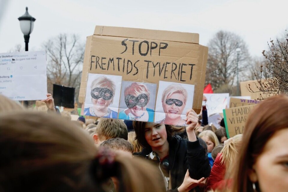Tida er overmoden for å innføre stemmerett fra 16 år, slik at klimastrømningene blant de unge også kan fanges opp av demokratiet, skriver Jan Inge Krossli. På bildet streikende skoleelever med paroler utenfor Stortinget nylig. Foto: Tom Hansen, NTB scanpix Tida er overmoden for å innføre stemmerett fra 16 år, slik at klimastrømningene blant de unge også kan fanges opp av demokratiet, skriver Jan Inge Krossli. På bildet streikende skoleelever med paroler utenfor Stortinget nylig. Foto: Tom Hansen, NTB scanpix