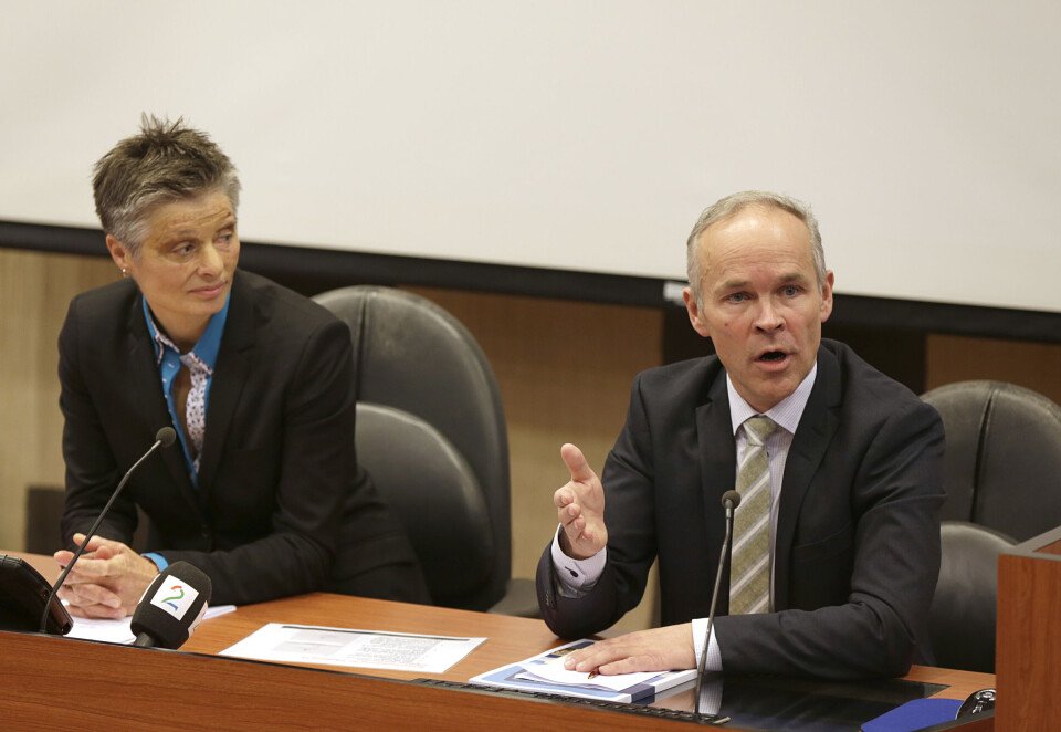 Signy Vabo overleverte mandag sluttrapporten fra Ekspertutvalget for kommunereformen til kommunalminister Jan Tore Sanner. Foto: Vidar Ruud, NTB scanpix Signy Vabo overleverte mandag sluttrapporten fra Ekspertutvalget for kommunereformen til kommunalminister Jan Tore Sanner. Foto: Vidar Ruud, NTB scanpix