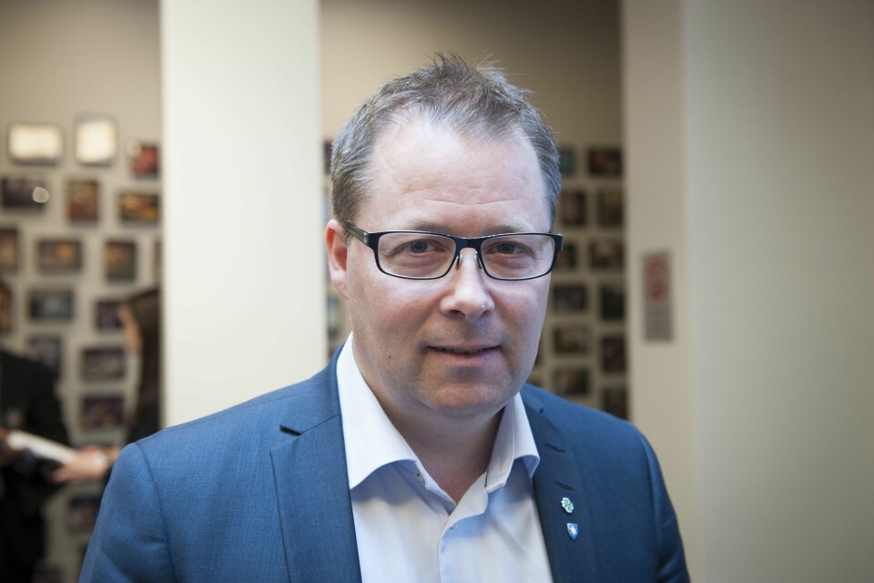 KS-leder Bjørn Arild Gram styrer KS fra hjemmekontor på Steinkjer. Både hovedstyremøter og møter med regjeringen avholdes digitalt. KS-leder Bjørn Arild Gram styrer KS fra hjemmekontor på Steinkjer. Både hovedstyremøter og møter med regjeringen avholdes digitalt.