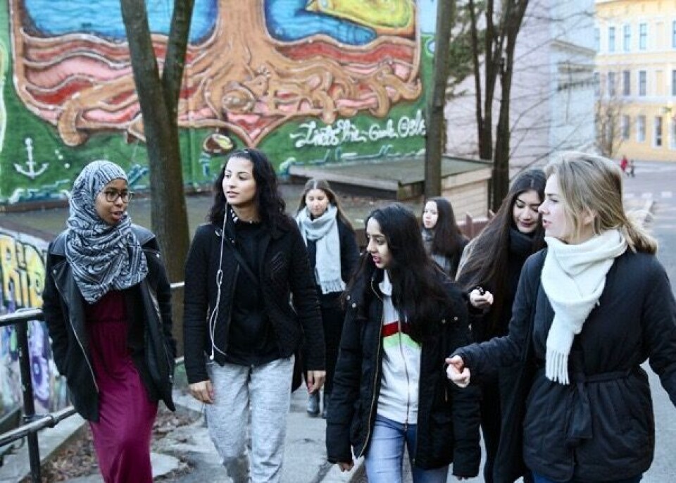 Elever ved Hersleb videregående skole i Oslo har bidratt i arbeidet med å skaffe kunnskap om medvirkning og stedstilhørighet. Fra venstre Sadiya Alideq Abdishakur, Dina El-Hor, Boutaina Elaroudi, Aisha Sidiqa, Meriem Mahnin og Havva Yilmaz sammen med assistent og arkitekt Astri Margareta Dalseide. Foto: Karoline Hjorth Elever ved Hersleb videregående skole i Oslo har bidratt i arbeidet med å skaffe kunnskap om medvirkning og stedstilhørighet. Fra venstre Sadiya Alideq Abdishakur, Dina El-Hor, Boutaina Elaroudi, Aisha Sidiqa, Meriem Mahnin og Havva Yilmaz sammen med assistent og arkitekt Astri Margareta Dalseide. Foto: Karoline Hjorth