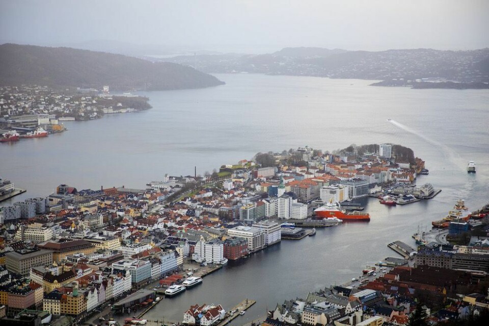 Munnbindene bør på i Bergen nå, mener smittevernoverlegen. Munnbindene bør på i Bergen nå, mener smittevernoverlegen.