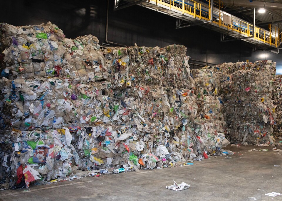 Store plastberg hoper seg opp og gjenvinningen reduseres – stikk i strid med både innbyggernes og politikernes ønsker, skriver Svein Kamfjord. Store plastberg hoper seg opp og gjenvinningen reduseres – stikk i strid med både innbyggernes og politikernes ønsker, skriver Svein Kamfjord.