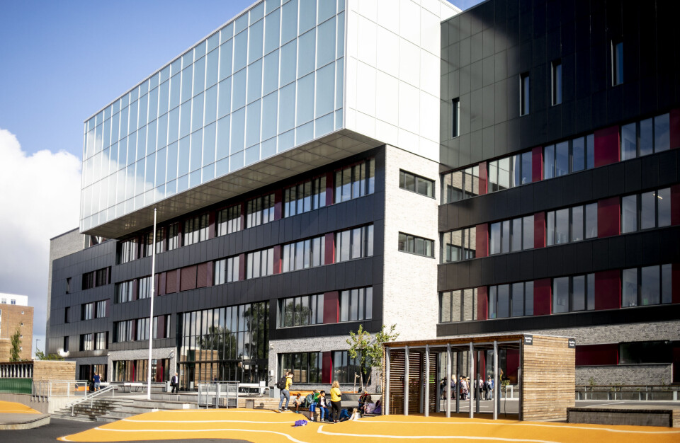 Krisepakker til solenergi ikke bare bidra til å redde arbeidsplassene, men bidrar til å skape nye, både på kort og lang sikt, skriver Benjamin Myklebust Rød. Bildet viser Brynseng skole i Oslo, som har solcellepaneler på fasaden. Krisepakker til solenergi ikke bare bidra til å redde arbeidsplassene, men bidrar til å skape nye, både på kort og lang sikt, skriver Benjamin Myklebust Rød. Bildet viser Brynseng skole i Oslo, som har solcellepaneler på fasaden.
