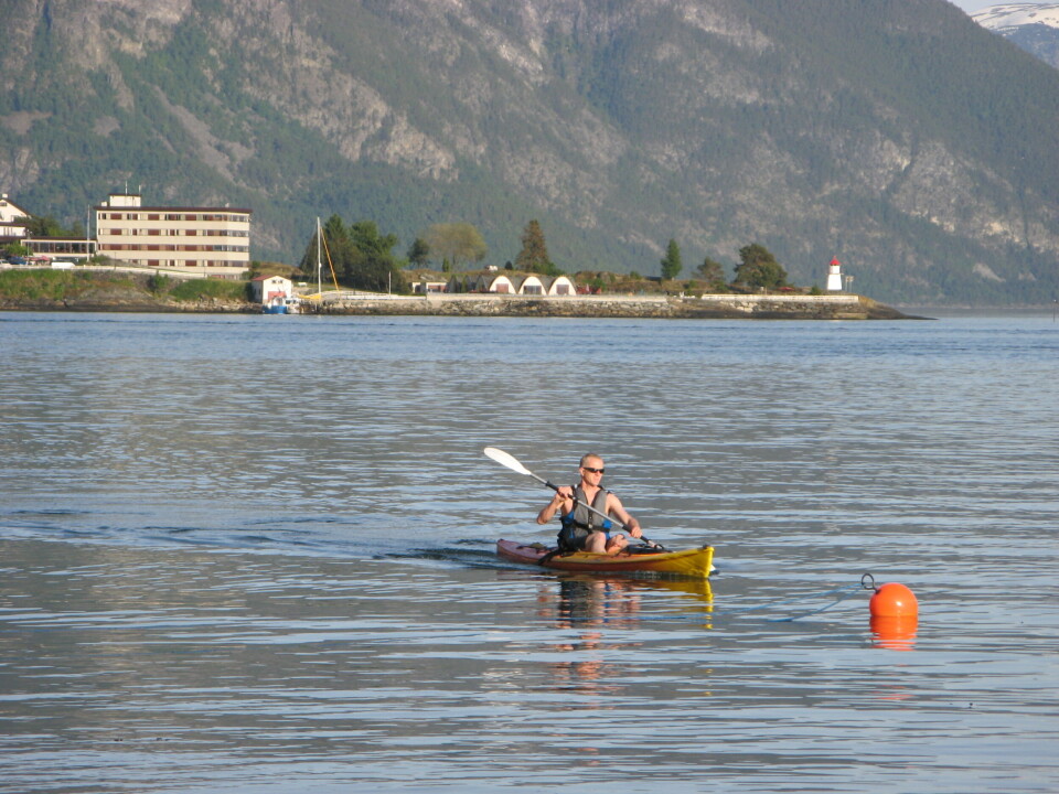 «I kajakken er alle like.» Kajakkpadling i norske fjordar gir flotte naturopplevingar. Her frå padletur på Sognefjorden. Foto: Roar Werner Vangsnes «I kajakken er alle like.» Kajakkpadling i norske fjordar gir flotte naturopplevingar. Her frå padletur på Sognefjorden. Foto: Roar Werner Vangsnes