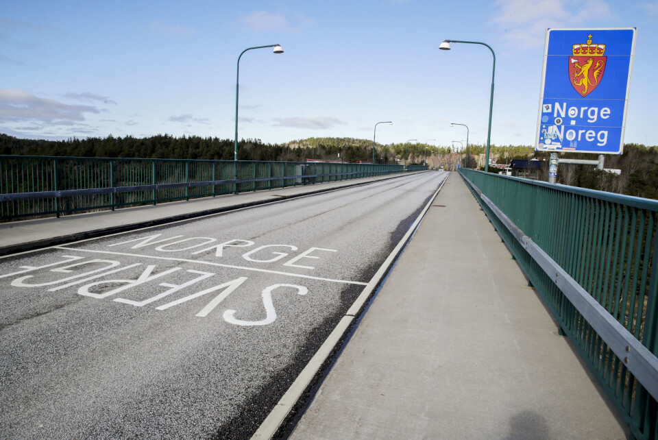 Ansatte i Halden kommune som bor i Sverige, får en grensereiseseddel som de viser fram hver gang de passerer Svinesund, opplyser leder Solfrid Ramdal ved Halden helsehus. Ansatte i Halden kommune som bor i Sverige, får en grensereiseseddel som de viser fram hver gang de passerer Svinesund, opplyser leder Solfrid Ramdal ved Halden helsehus.