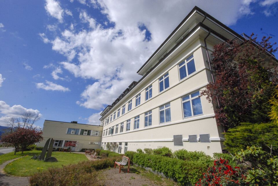 En sykepleier ved Nordfjord sjukehus er koronasmittet etter å ha jobbet sammen med en smittet svensk vikarlege. En sykepleier ved Nordfjord sjukehus er koronasmittet etter å ha jobbet sammen med en smittet svensk vikarlege.