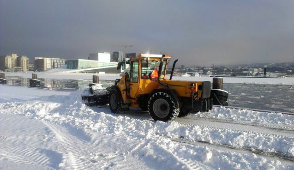 For å hindre forurensing av fjorden vil ikke Oslo Havn lenger tippe snø i sjøen. Snø fra havna skal leveres til snølekteren på Grønlikaia. Samtidig er Oslo Havn bekymret for byens kapasitet ved store snøfall. For å hindre forurensing av fjorden vil ikke Oslo Havn lenger tippe snø i sjøen. Snø fra havna skal leveres til snølekteren på Grønlikaia. Samtidig er Oslo Havn bekymret for byens kapasitet ved store snøfall.