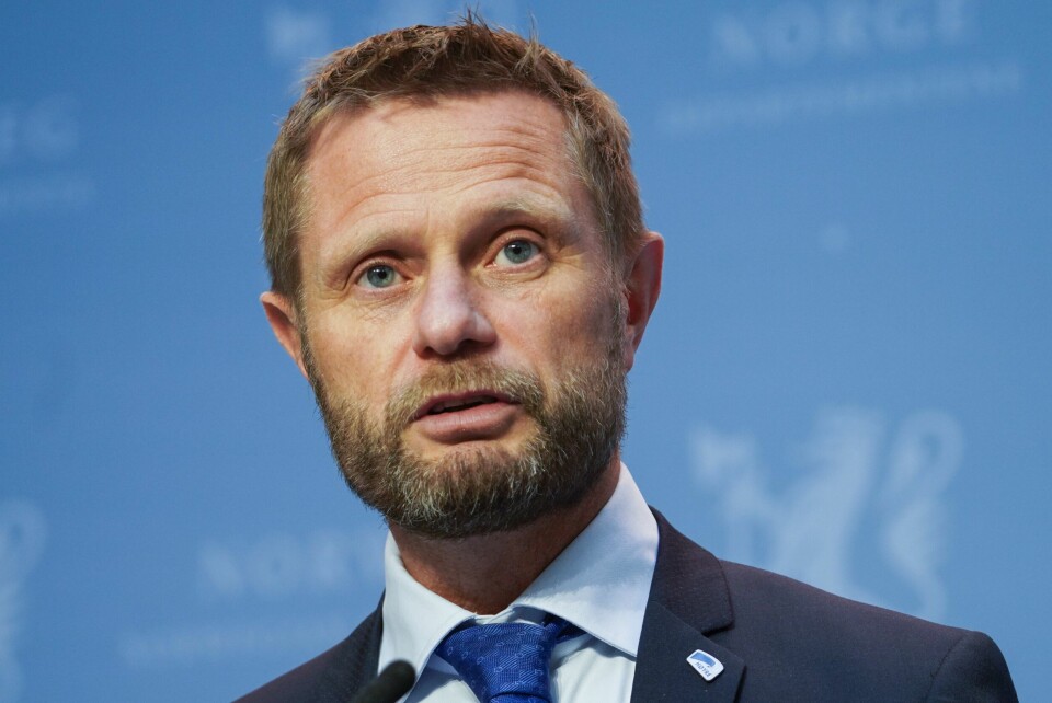 Helse- og omsorgsminister Bent Høie sier at regjeringen nå skal se på erfaringene etter drøye tre uker med tidligere stengte barer og puber. I mellomtiden videreføres dagens regler. Helse- og omsorgsminister Bent Høie sier at regjeringen nå skal se på erfaringene etter drøye tre uker med tidligere stengte barer og puber. I mellomtiden videreføres dagens regler.