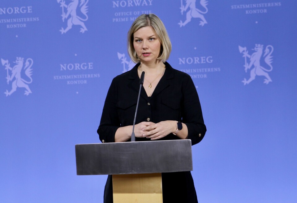Kunnskapsminister Guri Melby (V) sier regjeringen fikk anbefalinger fra Folkehelseinstituttet lørdag ettermiddag og «handlet så raskt vi kunne». Kunnskapsminister Guri Melby (V) sier regjeringen fikk anbefalinger fra Folkehelseinstituttet lørdag ettermiddag og «handlet så raskt vi kunne».
