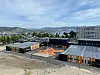 Solcelle- og solfangeranlegg på taket av Fjell skole/Fjell arena (bibliotek, aktivitetshus og flerbrukshall) i Drammen. Solcellestrømmen brukes til å drive en varmepumpe, som lagrer varmen i brønnhull i fjellet, til bruk om vinteren.