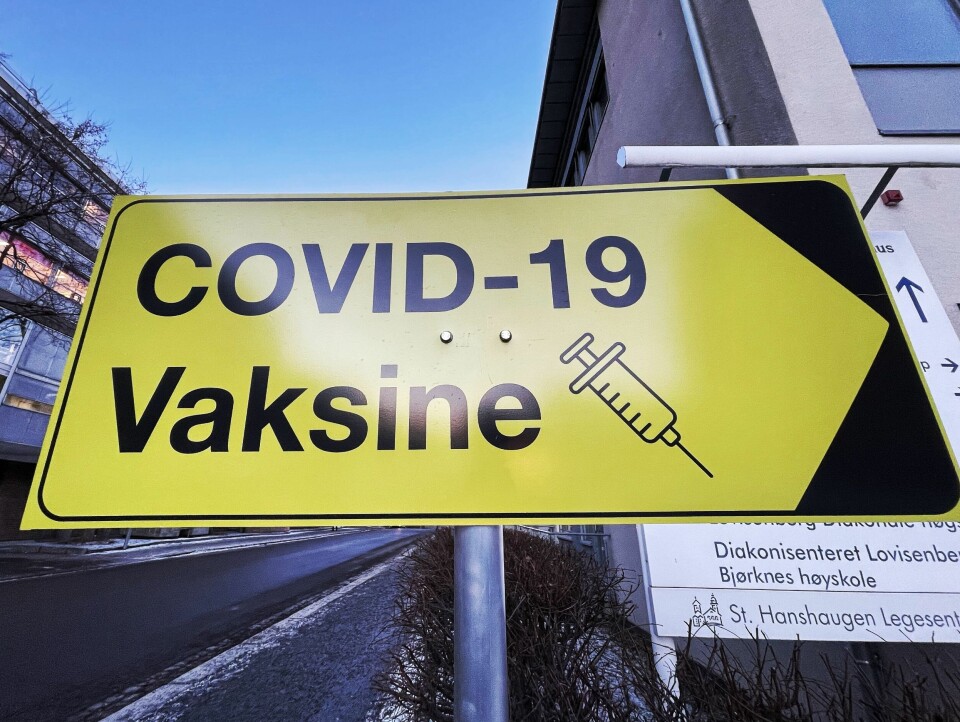 Fase 1 er vaksineringen av befolkningen over 45 år og voksne over 18 år med underliggende sykdom. I neste fase, som ennå ikke har begynt, er det de under 45 år som skal få vaksine. Det har utløst nye spørsmål om hvem som skal prioriteres først. Fase 1 er vaksineringen av befolkningen over 45 år og voksne over 18 år med underliggende sykdom. I neste fase, som ennå ikke har begynt, er det de under 45 år som skal få vaksine. Det har utløst nye spørsmål om hvem som skal prioriteres først.