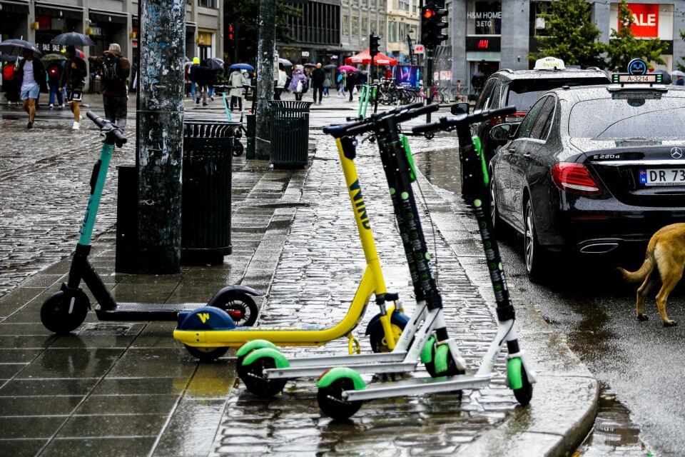Etter to uker med innstramminger er ikke en eneste elsparkesykkel tauet inn i Oslo. På det meste tauet kommunen inn 165 feilparkerte og henslengte elsparkesykler i snitt per uke. Etter to uker med innstramminger er ikke en eneste elsparkesykkel tauet inn i Oslo. På det meste tauet kommunen inn 165 feilparkerte og henslengte elsparkesykler i snitt per uke.