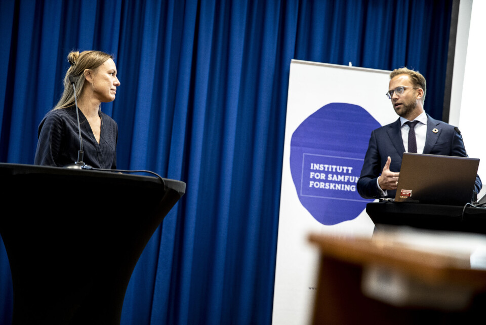 Redaktør og forsker Signe Bock Segaard overleverer rapporten til kommunalminister Nikolai Astrup (H) på et seminar tirsdag. Redaktør og forsker Signe Bock Segaard overleverer rapporten Det norske lokaldemokratiets legitimitet – tillit, deltakelse og ulikhet til kommunalminister Nikolai Astrup (H) på et seminar tirsdag.