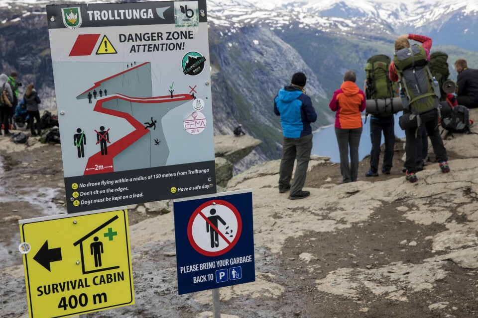 Selfie-turistene strømmer til Trolltunga. I år forventes det et sted mellom 100 000 og 150 000 turister til det spektakulære fjellet. Selfie-turistene strømmer til Trolltunga. I år forventes det et sted mellom 100 000 og 150 000 turister til det spektakulære fjellet.