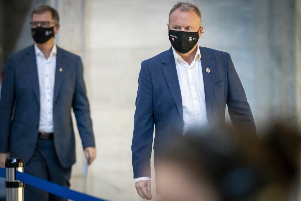 Byrådsleder Raymond Johansen (foran) og helsebyråd Robert Steen ankommer tirsdagens pressekonferanse. Byrådsleder Raymond Johansen (foran) og helsebyråd Robert Steen ankommer tirsdagens pressekonferanse.