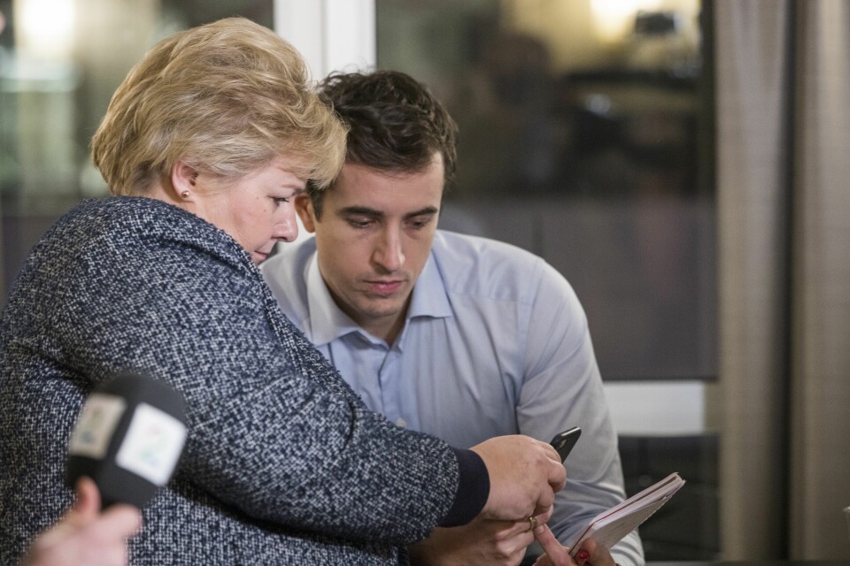 Statsminister Erna Solberg (H) sammen med statssekretær Peder Egseth (H) under en pressekonferanse i 2018. Statsminister Erna Solberg (H) sammen med statssekretær Peder Egseth (H) under en pressekonferanse i 2018.