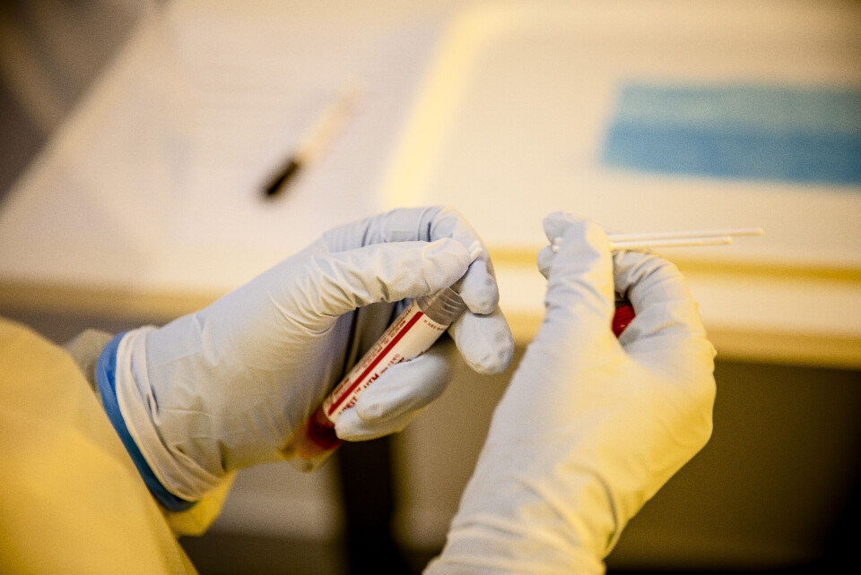 PCR og hurtigtestene baserer seg på to forskjellige testprinsipper, men begge testformene har god spesifisitet, som ifølge FHI betyr at et positivt testsvar nesten alltid vil være korrekt. PCR og hurtigtestene baserer seg på to forskjellige testprinsipper, men begge testformene har god spesifisitet, som ifølge FHI betyr at et positivt testsvar nesten alltid vil være korrekt.