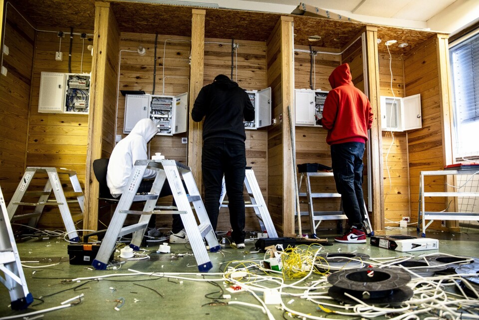 Den avtroppende Solberg-regjeringen foreslår å legge 403 millioner kroner i 2022-budsjettet for å sikre at unge fullfører videregående skole. Her fra undervisning i elektrofag ved Etterstad videregående skole i Oslo. Den avtroppende Solberg-regjeringen foreslår å legge 403 millioner kroner i 2022-budsjettet for å sikre at unge fullfører videregående skole. Her fra undervisning i elektrofag ved Etterstad videregående skole i Oslo.