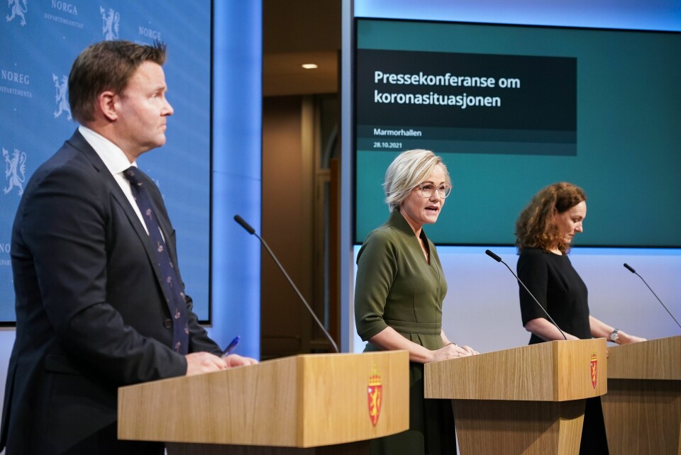 F.v.: assisterende helsedirektør Espen Rostrup Nakstad, helse- og omsorgsminister Ingvild Kjerkol (Ap) og direktør i FHI Camilla Stoltenberg på torsdagens pressekonferanse om koronasituasjonen. F.v.: assisterende helsedirektør Espen Rostrup Nakstad, helse- og omsorgsminister Ingvild Kjerkol (Ap) og direktør i FHI Camilla Stoltenberg på torsdagens pressekonferanse om koronasituasjonen.