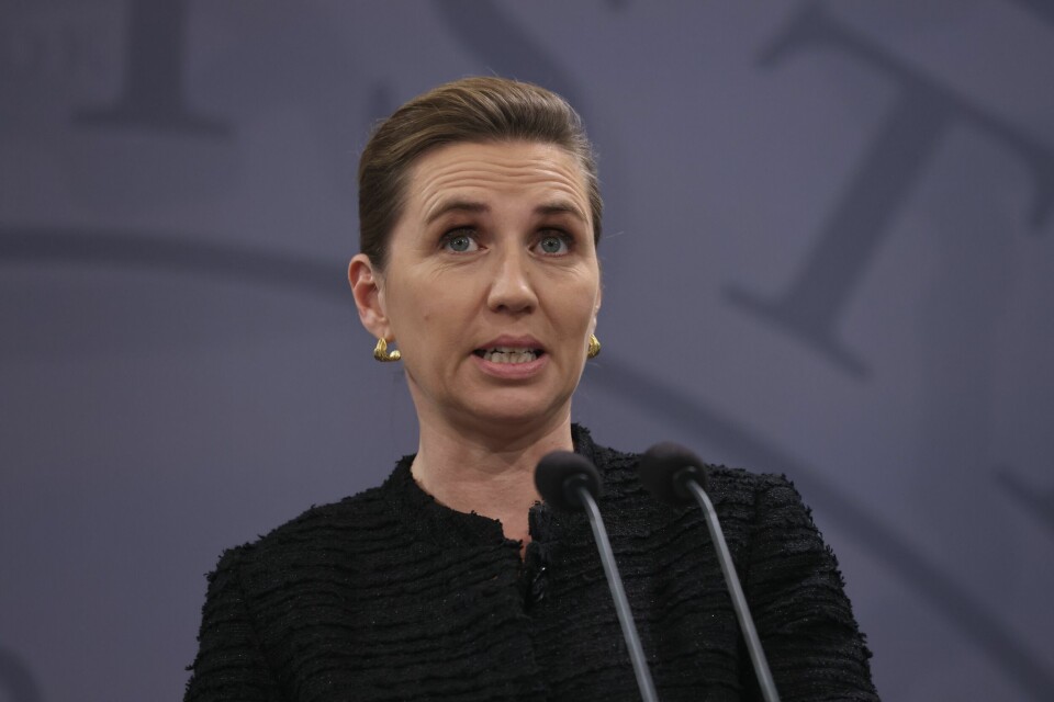 Statsminister Mette Frederiksen og hennes regjering har tidligere tatt til orde for å slippe kommunene fri. Det har vært gjort gjennom et eget forsøk. så å si full frihet til å drive enten grunnskoler, barnehager eller eldreomsorg i tre år. Nå skal alle kommuner som vil, få gjøre det samme. Statsminister Mette Frederiksen og hennes regjering har tidligere tatt til orde for å slippe kommunene fri. Det har vært gjort gjennom et eget forsøk. Sju kommuner har fått så å si full frihet til å drive enten grunnskoler, barnehager eller eldreomsorg i tre år. Nå skal alle kommuner som vil, få gjøre det samme.