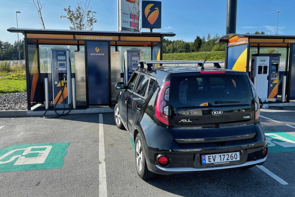 Elbilene kan bety tapte inntekter fra bilavgifter og bompenger slik at det blir mindre penger til å bygge vei for, ifølge TØI-rapport. Elbilene kan bety tapte inntekter fra bilavgifter og bompenger slik at det blir mindre penger til å bygge vei for, ifølge TØI-rapport.