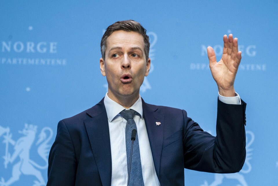 Samferdselsminister Knut Arild Hareide reagerer på at Senterpartiet vil ta veipenger fra byene og gi til distriktene. Samferdselsminister Knut Arild Hareide reagerer på at Senterpartiet vil ta veipenger fra byene og gi til distriktene.