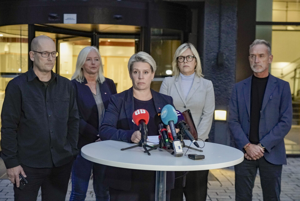 Arbeids- og inkluderingsminister Marte Mjøs Persen (midten) sam partene i lærerstreiken. Fra venstre leder i Utdanningsforbundet Steffen Handal, Mette Walker i Skolenes landsforbund, leder i Norsk Lektorlag Helle Christin Nyhuus og KS-leder Tor Arne Gangsø. Arbeids- og inkluderingsminister Marte Mjøs Persen (midten) sam partene i lærerstreiken. Fra venstre leder i Utdanningsforbundet Steffen Handal, Mette Walker i Skolenes landsforbund, leder i Norsk Lektorlag Helle Christin Nyhuus og KS-leder Tor Arne Gangsø.