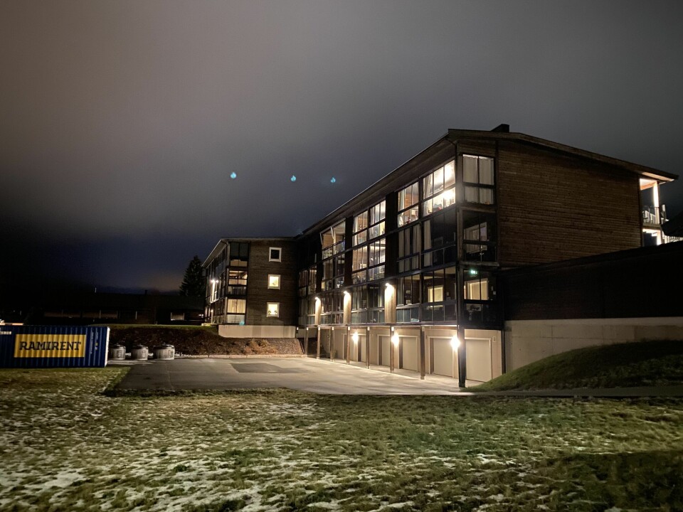 Trysil kommune la mandag kveld ned bruksforbud med øyeblikkelig virkning av leilighetsbygget Pernup i sentrum. Kommunen mener bygget er livsfarlig på grunn av dårlig brannsikring. Trysil kommune la mandag kveld ned bruksforbud med øyeblikkelig virkning av leilighetsbygget Pernup i sentrum. Kommunen mener bygget er livsfarlig på grunn av dårlig brannsikring.
