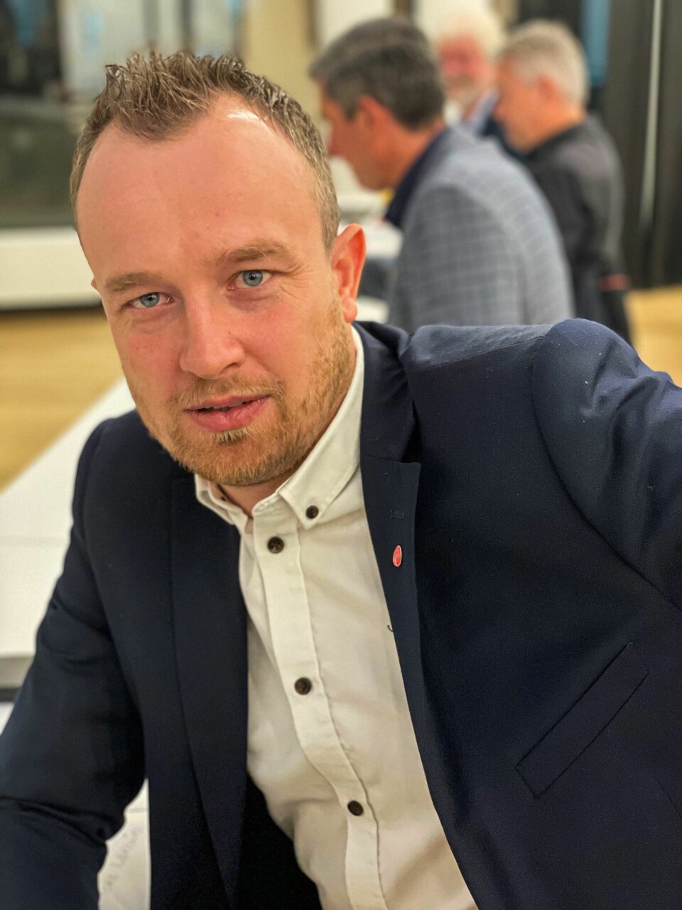Arbeiderpartiets Sven Tore Løkslid sa at det var et lite nederlag å dele opp de to fylkene. – Men dette er politikk. Det er en politisk beslutning om vi splittes opp, sa han. Løkslid fremmet forslag fra Arbeiderpartiet, Senterpartiet, SV og Rødt om å sende søknad om å dele opp fylket. Arbeiderpartiets Sven Tore Løkslid sa at det var et lite nederlag å dele opp de to fylkene. – Men dette er politikk. Det er en politisk beslutning om vi splittes opp, sa han. Løkslid fremmet forslag fra Arbeiderpartiet, Senterpartiet, SV og Rødt om å sende søknad om å dele opp fylket.