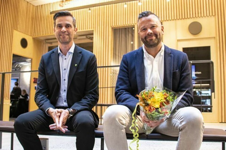 – Topplasseringen i Åpenhetsbarometeret viser at vi ikke bare er på rett vei, men at vi allerede har gjort mange gode grep, skriver kommunikasjonssjef Petter N. Toldnæs i Grimstad, i et svar til Ragnar Holdvik. Til venstre ordfører Kjetil Eikefet i Modalen, som Grimstad delte topplasseringen med. – Topplasseringen i Åpenhetsbarometeret viser at vi ikke bare er på rett vei, men at vi allerede har gjort mange gode grep, skriver kommunikasjonssjef Petter N. Toldnæs i Grimstad, i et svar til Ragnar Holdvik. Til venstre ordfører Kjetil Eikefet i Modalen, som Grimstad delte topplasseringen med.