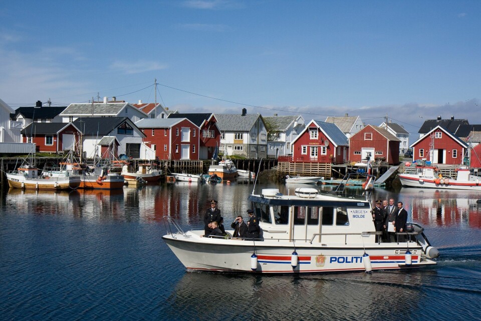 Øykommunen Smøla får ikke ofte kongelig besøk. Men i 2008 var Kronprins Haakon Magnus innom fiskeværet Veiholmen, etter å ha besøkt Haugjegla fyr. Øykommunen Smøla får ikke ofte kongelig besøk. Men i 2008 var Kronprins Haakon Magnus innom fiskeværet Veiholmen, etter å ha besøkt Haugjegla fyr.