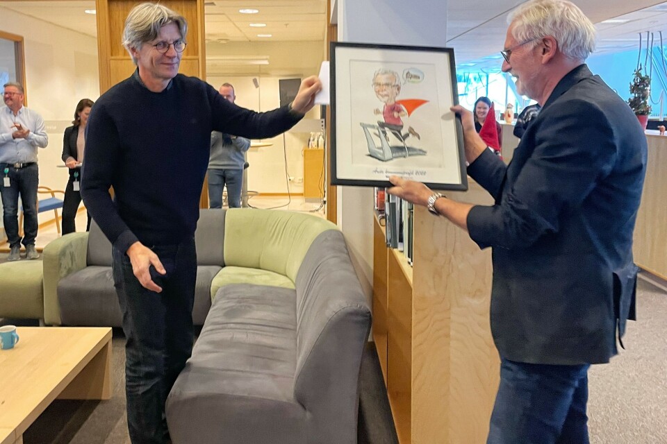 Politisk redaktør Agnar Kaarbø gir Harald Danielsen et synlig bevis på at han er Årets kommuneprofil, en karikaturtegning laget av tegner Svein Tveit. Politisk redaktør Agnar Kaarbø gir Harald Danielsen et synlig bevis på at han er Årets kommuneprofil, en karikaturtegning laget av tegner Svein Tveit.