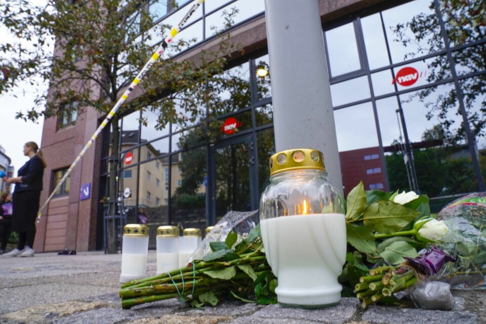 Blomster er lagt ned ved et Nav-kontor på Danmarksplass i Bergen, etter at en av de ansatte ble drept på jobb. Blomster er lagt ned ved et Nav-kontor på Danmarksplass i Bergen, etter at en av de ansatte ble drept på jobb.