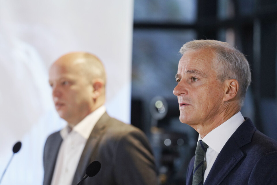 Finansminister og partileder Trygve Slagsvold Vedum (Sp) (t.v.) og statsminister og partileder Jonas Gahr Støre (Ap) sliter på meningsmålingene. Arbeiderpartiet får i gjennomsnitt 18,3 prosents oppslutning på de ni meningsmålingene som er gjennomført i november, ifølge nettstedet . Det er en nedgang på 1,3 prosentpoeng fra oktober. Senterpartiet får en oppslutning på 5,4 prosent i gjennomsnitt for november, ned 0,6 prosentpoeng fra forrige måned. Finansminister og partileder Trygve Slagsvold Vedum (Sp) (t.v.) og statsminister og partileder Jonas Gahr Støre (Ap) sliter på meningsmålingene. Arbeiderpartiet får i gjennomsnitt 18,3 prosents oppslutning på de ni meningsmålingene som er gjennomført i november, ifølge nettstedet Poll of polls. Det er en nedgang på 1,3 prosentpoeng fra oktober. Senterpartiet får en oppslutning på 5,4 prosent i gjennomsnitt for november, ned 0,6 prosentpoeng fra forrige måned.