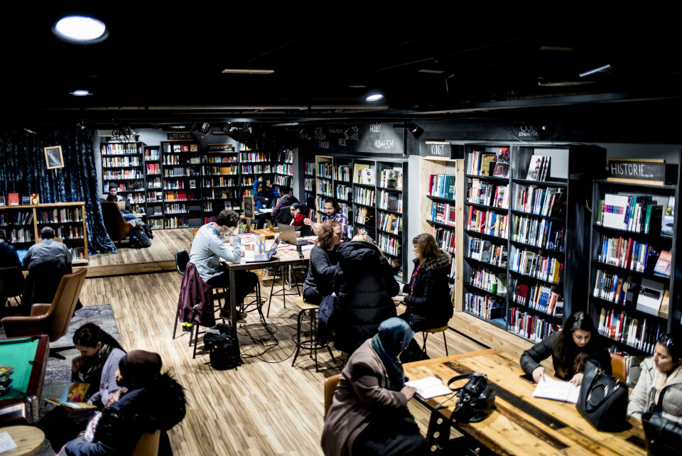 Ifølge Bibliotekarforbundet har det blitt flere flere vakter på kveld, helg og helligdager etter at Oslo kommune ba om utvidede åpningstider i det nye hovedbiblioteket. Ifølge Bibliotekarforbundet har det blitt flere flere vakter på kveld, helg og helligdager etter at Oslo kommune ba om utvidede åpningstider i det nye hovedbiblioteket.