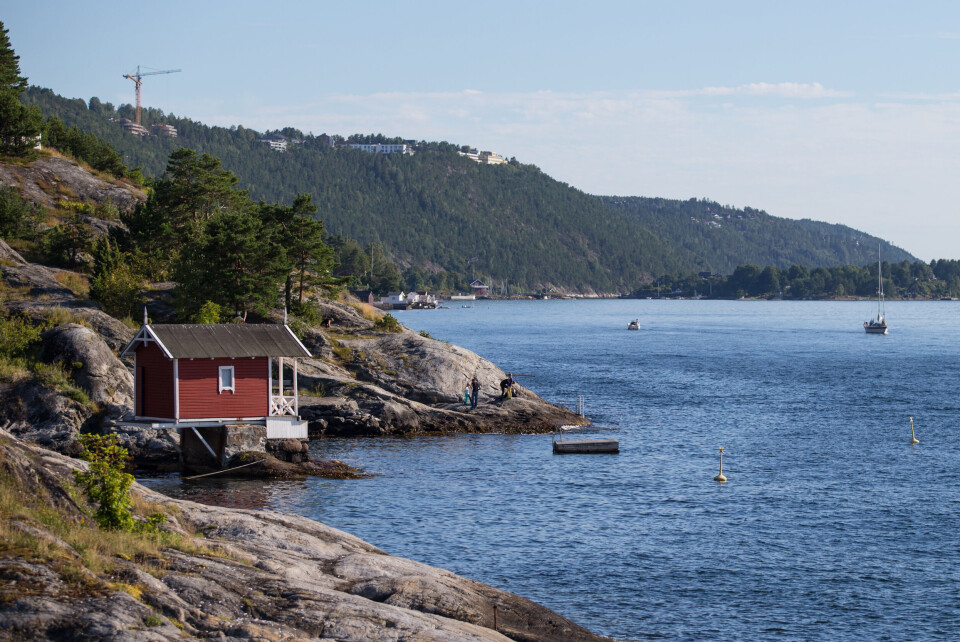 – Nesoddens folkevalgte fører en arealpolitikk som sikrer verdifull natur gjennom at de har en oppdatert arealplan, sa klima- og miljøvernminister Espen Barth Eide da han delte ut vinnerprisen i Naturkampen til Nesodden. – Nesoddens folkevalgte fører en arealpolitikk som sikrer verdifull natur gjennom at de har en oppdatert arealplan, sa klima- og miljøvernminister Espen Barth Eide da han delte ut vinnerprisen i Naturkampen til Nesodden.
