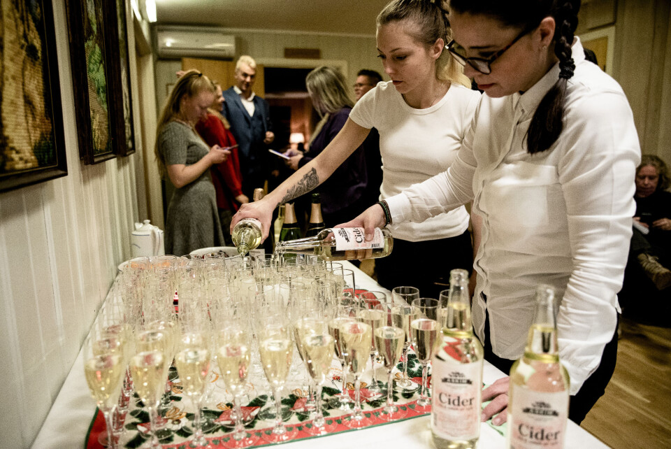 Så mye bruker kommunene på alkohol: – Det er et bevisst politisk valg Kommune-Norge kjøpte inn alkohol for minst 6 millioner kroner i 2022. Her fra det aller siste kommunestyremøtet i Hobøl kommune før sammenslåing til Indre Østfold kommune, der politikerne fikk servert både boblevin og alkoholfri sider.