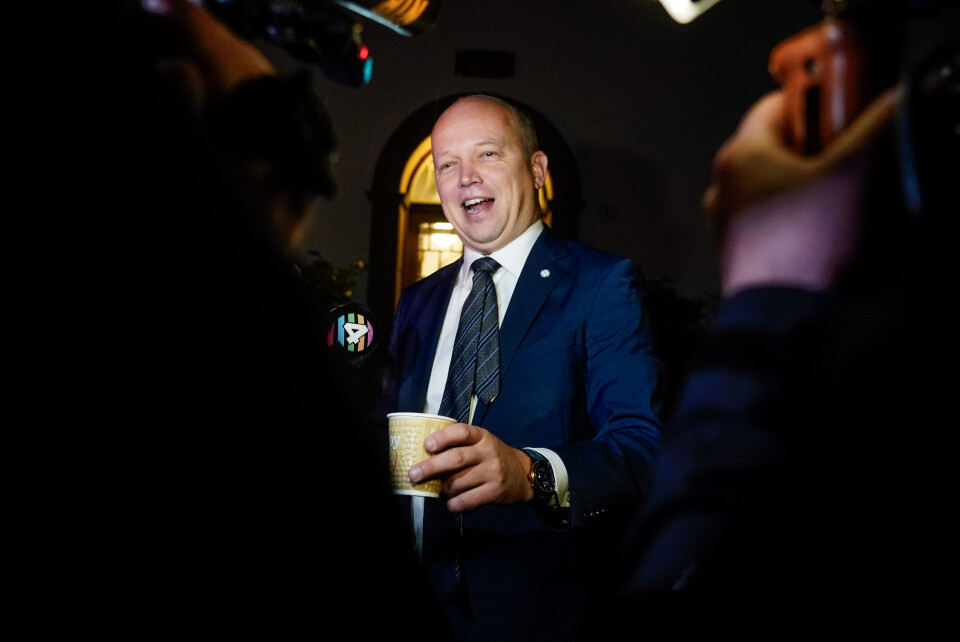 Finansminister Trygve Slagsvold Vedum deler ut kaffe til journalistene før han legger fredag fram statsbudsjettet. Fredag morgen dro han tidlig avgårde fra sin bopel for å gjøre al klart til fremleggelsen på stortinget. Finansminister Trygve Slagsvold Vedum deler ut kaffe til journalistene før han legger fredag fram statsbudsjettet. Fredag morgen dro han tidlig avgårde fra sin bopel for å gjøre al klart til fremleggelsen på stortinget.