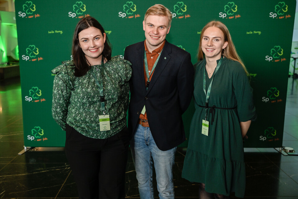 Leder for Senterungdommen Andrine Hansen-Seppola (t.v.), Nils Forren og Marianne Rossevatn på Senterpartiets landsmøte i Trondheim fredag. Rossevatn kan bli Norges yngste ordfører i hjemkommunen Hægebostad etter høstens valg. Leder for Senterungdommen Andrine Hansen-Seppola (t.v.), Nils Forren og Marianne Rossevatn på Senterpartiets landsmøte i Trondheim fredag. Rossevatn kan bli Norges yngste ordfører i hjemkommunen Hægebostad etter høstens valg.