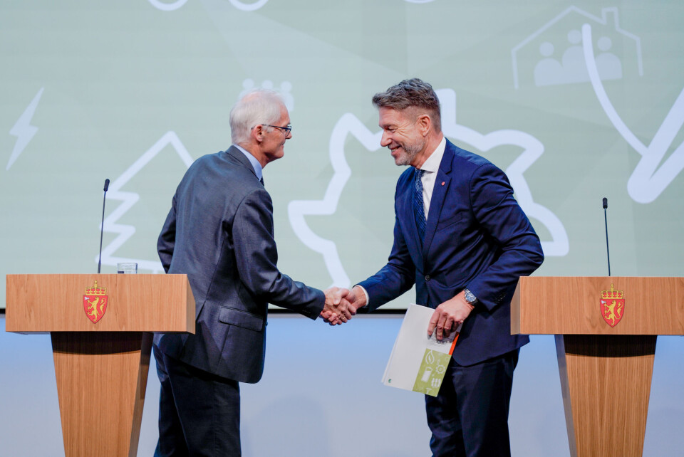 Lederen for Energikommisjonen, Lars Sørgard, overleverte sin rapport til olje- og energiminister Terje Lien Aasland onsdag. Lederen for Energikommisjonen, Lars Sørgard, overleverte sin rapport til olje- og energiminister Terje Lien Aasland onsdag.