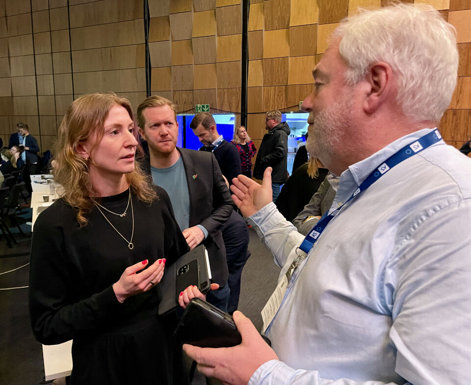 Styreleder Pål Smits i Samfunnsbedriftene i diskusjon med SVs Sunniva Holmås Eidsvoll og Ådne Naper etter ledervalget i KS på landstinget. Styreleder Pål Smits i Samfunnsbedriftene i diskusjon med SVs Sunniva Holmås Eidsvoll og Ådne Naper etter ledervalget i KS på landstinget.