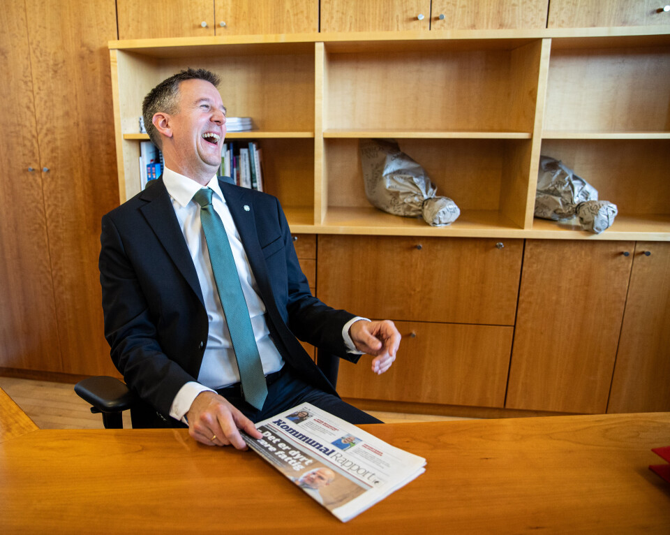 Kommunal- og distriktsminister Erling Sande (Sp) med Kommune-Norges viktigste avis. Dette er hans første dag i statsrådstolen. Kommunal- og distriktsminister Erling Sande (Sp) med Kommune-Norges viktigste avis. Dette er hans første dag i statsrådstolen.