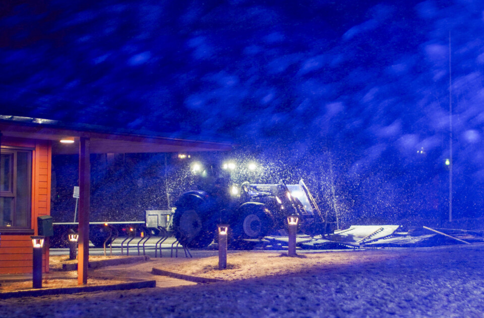En traktor med lasteapparat holder fast takplater som blåste av en brakkerigg på Jakobsli i Trondheim. En traktor med lasteapparat holder fast takplater som blåste av en brakkerigg på Jakobsli i Trondheim.