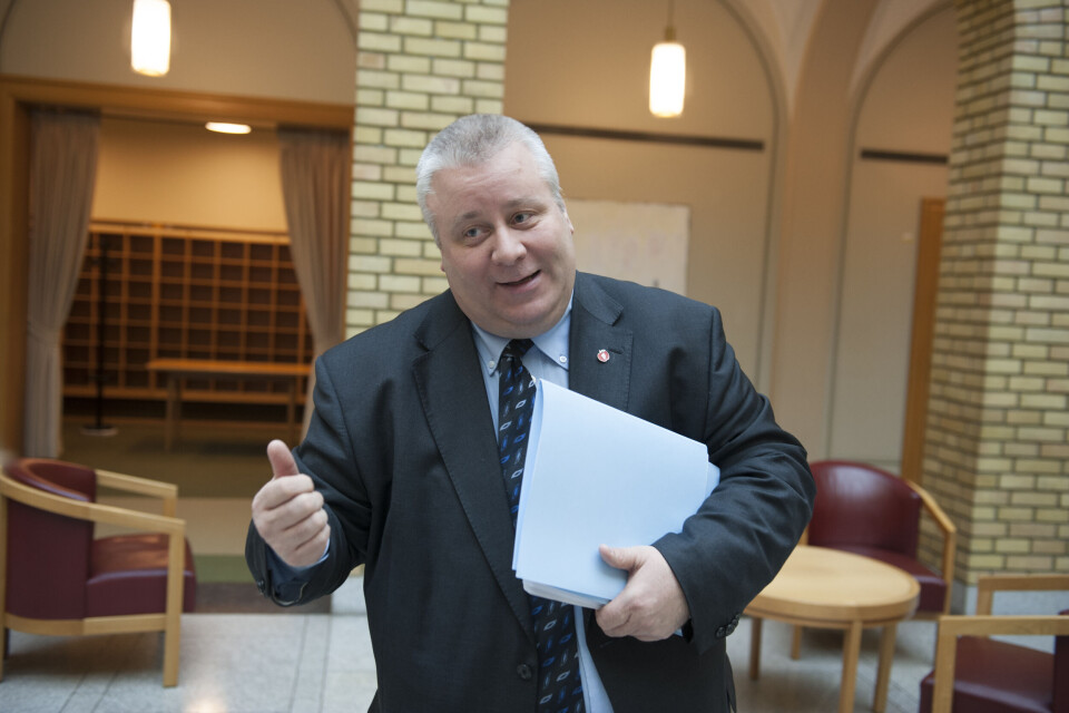 Andre nestleder Bård Hoksrud i Frps stortingsgruppe mener regjeringen er handlingslammet og vil at Stortinget skal gripe inn for å løse strømkrisen. Andre nestleder Bård Hoksrud i Frps stortingsgruppe mener regjeringen er handlingslammet og vil at Stortinget skal gripe inn for å løse strømkrisen.