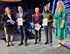 Valgløftet ble presentert på kommunalpolitisk toppmøte nylig av styreleder Gunn Marit Helgesen (H) i KS, ordfører Marte Eide Klovning (Ap) i Utsira og varaordfører Abdullah Alsabeehg (Ap) i Oslo. Det ble overrakt til stortingspresident Masud Gharahkhani (Ap) og plenumsleder Tom Sottinen (Ap) på Sametinget.